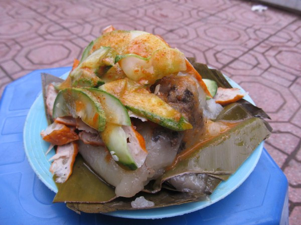 3. Bánh giò Hồ Tây (trong vườn hoa Lý Tự Trọng) Bánh giò ăn nóng mềm, nhân có nhiều thịt.. Đặc biệt một đĩa bánh bao giờ cũng đầy ắp giò chả và dưa chuột. Có 4 loại giò chả: giò lụa, giò bò, giò tai và chả cốm.