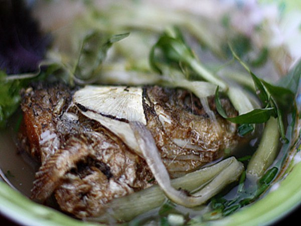 6. Bún cá ngõ Hồng Phúc Vị trí: Ngõ Hồng Phúc, gần bốt Hàng Đậu. Nếu đi đường Hàng Than thì tìm sẽ mất công hơn. Bạn nên đi đường Hàng Đậu, ngõ Hồng Phúc nằm bên tay trái.