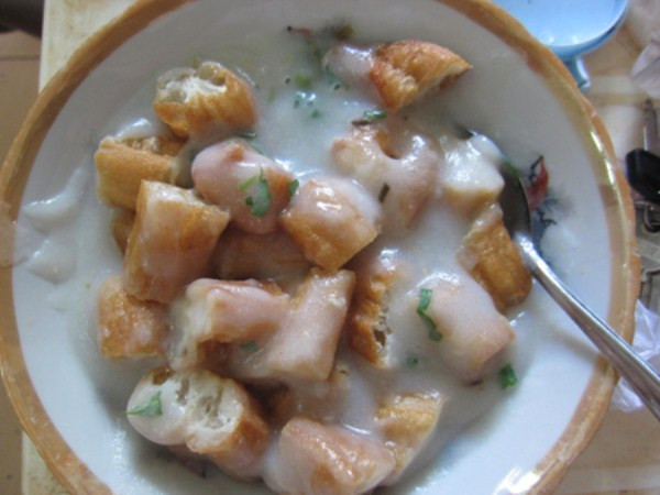 5. Quán cháo trai (cuối đường Quán Thánh) Quán nằm ngay phía sau đền Quán Thánh, cuối đường Quán Thánh. Bát cháo trai ở đây khá đầy. Nếu bạn đi 3 - 4 người chỉ nên gọi 2 bát và gọi thêm một số món khác. Cháo trai giá 20 nghìn đồng/bát, trà đá 3 nghìn đồng/1 cốc.