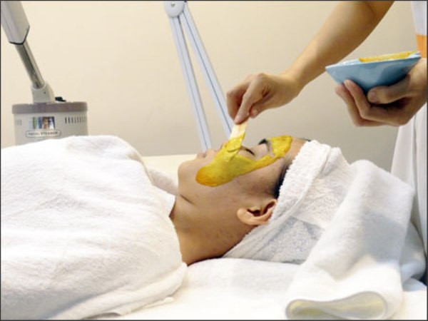 Hãng này viết, Việt Mỹ là một trong số ít những thẩm mỹ viện làm đẹp cung cấp dịch vụ đắp mặt nạ vàng 24k để làm trắng da. Mức giá cho mỗi lần đắp mặt là 88,64 USD (tức 1,8 triệu đồng). Hãng này viết, Việt Mỹ là một trong số ít những thẩm mỹ viện làm đẹp cung cấp dịch vụ đắp mặt nạ vàng 24k để làm trắng da. Mức giá cho mỗi lần đắp mặt là 88,64 USD (tức 1,8 triệu đồng).