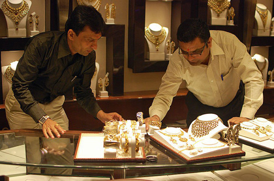 Các nhân viên của Dwarkadas Chandumal chuẩn bị đóng của hàng cho kỳ nghỉ dài. Các nhân viên của Dwarkadas Chandumal chuẩn bị đóng của hàng cho kỳ nghỉ dài.