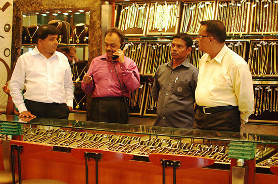 Gần 65% giao dịch, hợp đồng vàng của Ấn Độ được thực hiện tại đây. Gần 65% giao dịch, hợp đồng vàng của Ấn Độ được thực hiện tại đây.