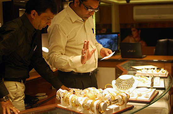 Họ lưu kho tất cả các mặt hàng hằng ngày trước khi đóng cửa. Họ lưu kho tất cả các mặt hàng hằng ngày trước khi đóng cửa.