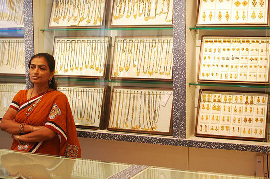 Dhanteras, ngày đầu tiên của lễ hội Diwali, được coi là ngày "Thần tài", thích hợp để mua vàng. Dhanteras, ngày đầu tiên của lễ hội Diwali, được coi là ngày "Thần tài", thích hợp để mua vàng.