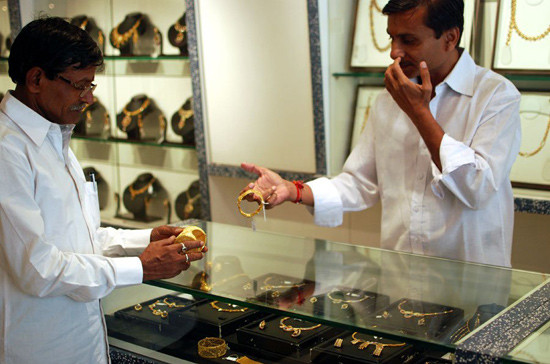 Trong những ngày cuối lễ hội, các chủ hiệu vàng đến thăm nhau, chúc mừng năm mới trước khi đóng cửa cho một kỳ nghỉ dài. Trong những ngày cuối lễ hội, các chủ hiệu vàng đến thăm nhau, chúc mừng năm mới trước khi đóng cửa cho một kỳ nghỉ dài.