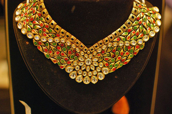 Chiếc vòng này nằm trong bộ sưu tập của Dwarkadas Chandumal, một trong những tên tuổi nổi tiếng nhất ở Zaveri Bazaar. Chiếc vòng này nằm trong bộ sưu tập của Dwarkadas Chandumal, một trong những tên tuổi nổi tiếng nhất ở Zaveri Bazaar.