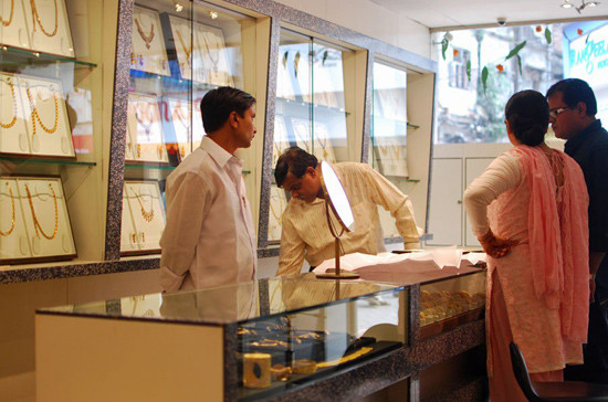 Tới ngày thứ 4 của lễ hội, lượng tiêu thụ vàng đã giảm đáng kể. Tới ngày thứ 4 của lễ hội, lượng tiêu thụ vàng đã giảm đáng kể.