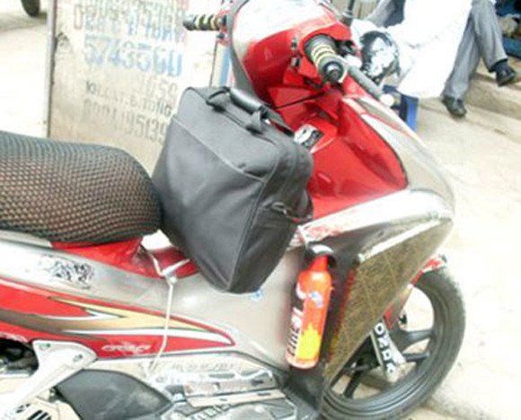 Một chiếc xe máy gắn bình cứu hỏa mini Một chiếc xe máy gắn bình cứu hỏa mini