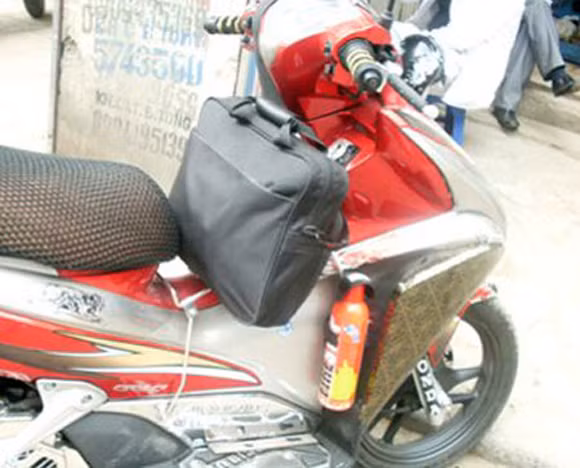 Một chiếc xe máy gắn bình cứu hỏa mini