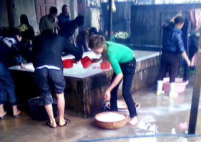 Nền nhà ăn của quán này bẩn thỉu, hôi hám và đầy rác mà không ai quét dọn. Dẫu thế, kinh hãi nhất chính là khu vực phía sau của quán, tất cả mọi thứ nằm hỗn độn với nhau. Nền nhà ăn của quán này bẩn thỉu, hôi hám và đầy rác mà không ai quét dọn. Dẫu thế, kinh hãi nhất chính là khu vực phía sau của quán, tất cả mọi thứ nằm hỗn độn với nhau.