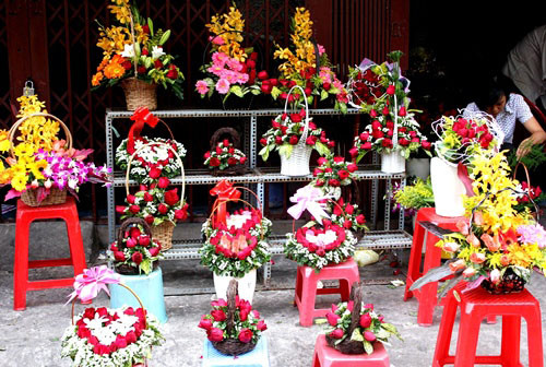 Nhiều điểm bán sỉ, các chủ sạp chủ động làm thủ công các giỏ hoa đa dạng về hình thức để bán nhằm đáp ứng nhu cầu của người mua nhân ngày lễ 14/2. Một số shop hoa cũng có cả dịch vụ giao hoa tận nơi với mức phí khoảng 30.000 đồng.