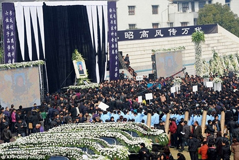 Đám tang là dịp cho giới nhà giàu phô trương. Đám tang là dịp cho giới nhà giàu phô trương.
