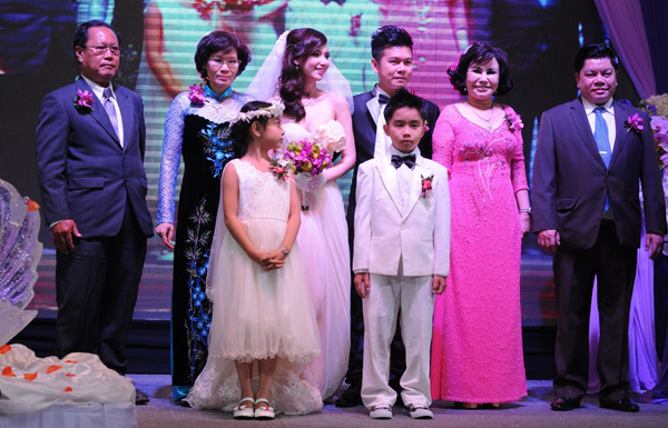 Bà Diệu Hiền (áo dài hồng) trong đám cưới của quý tử. Bà Diệu Hiền (áo dài hồng) trong đám cưới của quý tử.