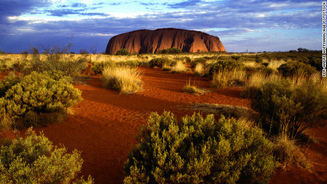 1. Uluru, Australia Uluru (hay còn gọi là đá Ayers) là một tảng đá khổng lồ được hình thành trong công viên quốc gia Kata Tjutu, miền trung Australia. Uluru là khối đá có thể thay đổi màu sắc theo ánh nắng mặt trời. Không còn gì tuyệt vời hơn khi tận mắt chiêm ngưỡng cảnh hoàng hôn ở Uluru. Tảng đá thuộc về người Anangu và là một biểu tượng độc đáo của thổ dân Australia. Uluru được Unesco là một di sản thế giới vào năm 1979. 1. Uluru, Australia Uluru (hay còn gọi là đá Ayers) là một tảng đá khổng lồ được hình thành trong công viên quốc gia Kata Tjutu, miền trung Australia. Uluru là khối đá có thể thay đổi màu sắc theo ánh nắng mặt trời. Không còn gì tuyệt vời hơn khi tận mắt chiêm ngưỡng cảnh hoàng hôn ở Uluru. Tảng đá thuộc về người Anangu và là một biểu tượng độc đáo của thổ dân Australia. Uluru được Unesco là một di sản thế giới vào năm 1979.
