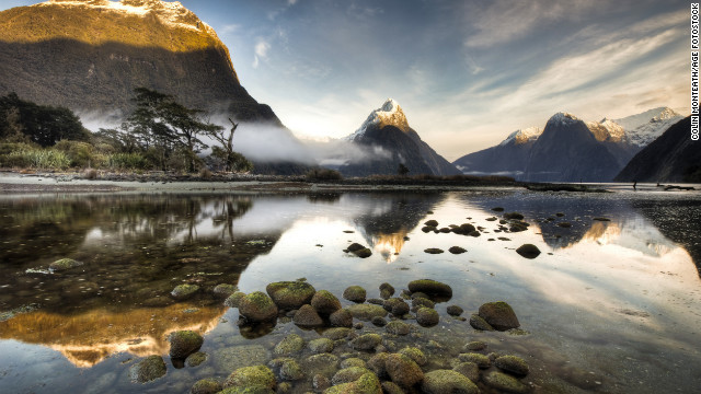 2. Vịnh Milford Sound, New Zealand Vịnh Milford Sound là một trong 15 vịnh đẹp nhất thế giới, thuộc một phần của vườn quốc gia Fiordland nằm về phía tây nam của đảo Nam (vườn quốc gia lớn nhất New Zealand và lớn thứ năm trên thế giới). Bình minh trên Vịnh Milford Sound có thể làm say lòng bất cứ du khách nào khi đặt chân đến nơi đây. 2. Vịnh Milford Sound, New Zealand Vịnh Milford Sound là một trong 15 vịnh đẹp nhất thế giới, thuộc một phần của vườn quốc gia Fiordland nằm về phía tây nam của đảo Nam (vườn quốc gia lớn nhất New Zealand và lớn thứ năm trên thế giới). Bình minh trên Vịnh Milford Sound có thể làm say lòng bất cứ du khách nào khi đặt chân đến nơi đây.