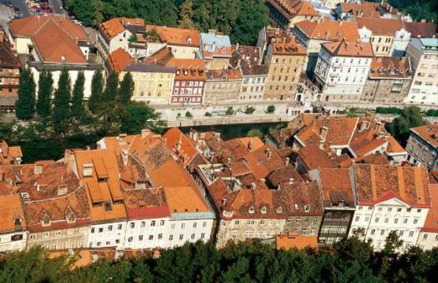 9. Ljubljana, Slovenia Ljubljana được biết đến là một thủ đô yên bình của đất nước Slovenia xinh đẹp. Ljubljana sẽ làm du khách mãn nhãn với những lâu đài lộng lẫy, nhà thờ đẹp như trong tranh vẽ cùng với những cây cầu đi bộ nổi tiếng nối hai bờ sông Ljubljanica và rất nhiều hoạt động văn hóa diễn ra trên đường phố. 9. Ljubljana, Slovenia Ljubljana được biết đến là một thủ đô yên bình của đất nước Slovenia xinh đẹp. Ljubljana sẽ làm du khách mãn nhãn với những lâu đài lộng lẫy, nhà thờ đẹp như trong tranh vẽ cùng với những cây cầu đi bộ nổi tiếng nối hai bờ sông Ljubljanica và rất nhiều hoạt động văn hóa diễn ra trên đường phố.