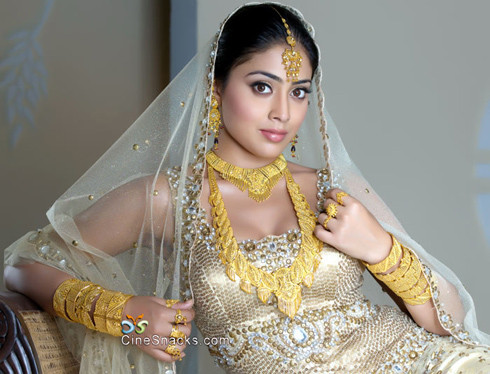 4. Theo thông tin từ Hội đồng Vàng thế giới, khoảng 70% lượng vàng khai thác xong được làm trang sức. Chỉ khoảng 13% dùng để đúc thành đồng xu, vàng miếng cho các ngân hàng trung ương hoặc nhà đầu tư mua đi bán lại. Phần còn lại được dùng cho nhiều mục đích khác như sản xuất công nghiệp hoặc nha khoa. Ấn Độ là nước tiêu thụ nhiều vàng nhất thế giới, "ngốn" khoảng một phần tư nguồn cung toàn cầu. Hàng năm, đất nước tỷ dân này nhập khẩu khoảng 800 tấn, trong đó có 600 tấn được dùng để sản xuất trang sức. 4. Theo thông tin từ Hội đồng Vàng thế giới, khoảng 70% lượng vàng khai thác xong được làm trang sức. Chỉ khoảng 13% dùng để đúc thành đồng xu, vàng miếng cho các ngân hàng trung ương hoặc nhà đầu tư mua đi bán lại. Phần còn lại được dùng cho nhiều mục đích khác như sản xuất công nghiệp hoặc nha khoa. Ấn Độ là nước tiêu thụ nhiều vàng nhất thế giới, "ngốn" khoảng một phần tư nguồn cung toàn cầu. Hàng năm, đất nước tỷ dân này nhập khẩu khoảng 800 tấn, trong đó có 600 tấn được dùng để sản xuất trang sức.