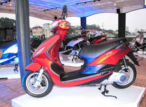 Mẫu xe tay ga Fly lắp ráp trong nước được Piaggio Việt Nam giới thiệu là phiên bản toàn cầu của tập đoàn Piaggio, với thiết kế thanh thoát hơn so với phiên bản trước. Mẫu xe tay ga Fly lắp ráp trong nước được Piaggio Việt Nam giới thiệu là phiên bản toàn cầu của tập đoàn Piaggio, với thiết kế thanh thoát hơn so với phiên bản trước.