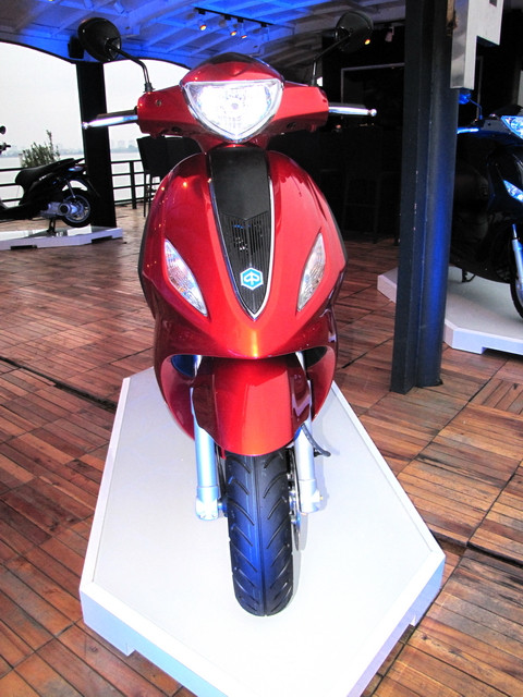 Điểm nhấn của mẫu Fly mới nằm ở cụm đèn pha lớn hình tam giác mà nếu nhìn ngang có phần giống với đàn anh Beverly, kết hợp với mặt nạ màu đen kéo dài đặc trưng. Mặt đồng hồ đơn giản nhưng vẫn toát lên vẻ sang trọng truyền thống của Piaggio. Điểm nhấn của mẫu Fly mới nằm ở cụm đèn pha lớn hình tam giác mà nếu nhìn ngang có phần giống với đàn anh Beverly, kết hợp với mặt nạ màu đen kéo dài đặc trưng. Mặt đồng hồ đơn giản nhưng vẫn toát lên vẻ sang trọng truyền thống của Piaggio.