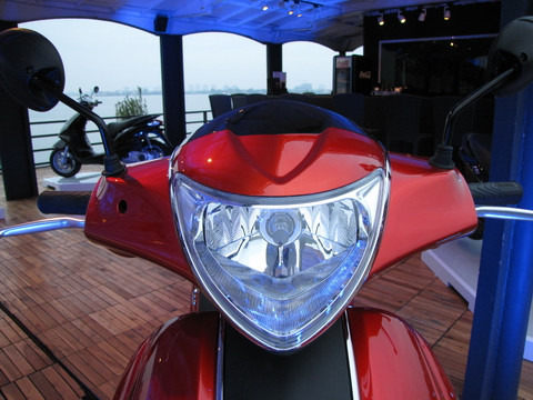 Fly 2012 có hai phiên bản động cơ 125 và 150 cc, giá bán tương ứng 43,9 và 52,5 triệu đồng. Fly 2012 có hai phiên bản động cơ 125 và 150 cc, giá bán tương ứng 43,9 và 52,5 triệu đồng.