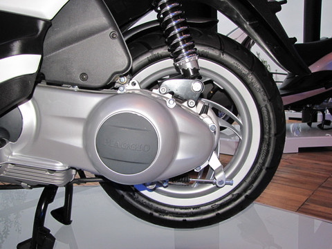 Đặc biệt bình xăng của Fly được thiết kế dưới sàn để chân, tạo sự thuận tiện tối đa cho người sử dụng khi nạp nhiên liệu. Tuy nhiên, việc không có khóa ngoài của nắp bình xăng lại là điểm trừ. Đặc biệt bình xăng của Fly được thiết kế dưới sàn để chân, tạo sự thuận tiện tối đa cho người sử dụng khi nạp nhiên liệu. Tuy nhiên, việc không có khóa ngoài của nắp bình xăng lại là điểm trừ.