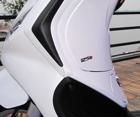 Trái tim của chiếc xe là động cơ Piaggio L.E.A.D.E.R (dòng động cơ cộng nghệ mới thân thiện với môi trường của Piaggio) 125/150 phân khối, 4 kỳ và được trang bị hệ thống phun xăng điện tử, tiêu chuẩn khí thải Euro 3. Trong khi bản 125 cc cho công suất cực đại 7,9 kW ở 8.250 vòng/phút, mô men xoắn cực đại 9,6 Nm ở 6.500 vòng/phút thì bản động cơ 150 cc cho công suất 8,9 kW/ 8.000 vòng/phút, mô men xoắn 11,8 Nm ở 6.250 vòng/phút. Trái tim của chiếc xe là động cơ Piaggio L.E.A.D.E.R (dòng động cơ cộng nghệ mới thân thiện với môi trường của Piaggio) 125/150 phân khối, 4 kỳ và được trang bị hệ thống phun xăng điện tử, tiêu chuẩn khí thải Euro 3. Trong khi bản 125 cc cho công suất cực đại 7,9 kW ở 8.250 vòng/phút, mô men xoắn cực đại 9,6 Nm ở 6.500 vòng/phút thì bản động cơ 150 cc cho công suất 8,9 kW/ 8.000 vòng/phút, mô men xoắn 11,8 Nm ở 6.250 vòng/phút.