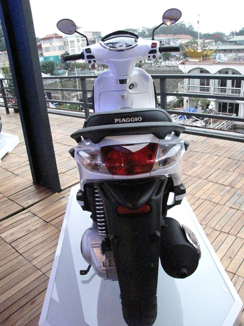 Cùng với đó, yên xe thấp chỉ 735 mm khá phù hợp với phụ nữ Việt; chỗ để chân được thiết kế rộng và đặc biệt cốp rộng đựng được hai mũ nửa đầu cỡ lớn. Vành xe năm chấu kép theo hình chong chóng khá đẹp và sang trọng. Cùng với đó, yên xe thấp chỉ 735 mm khá phù hợp với phụ nữ Việt; chỗ để chân được thiết kế rộng và đặc biệt cốp rộng đựng được hai mũ nửa đầu cỡ lớn. Vành xe năm chấu kép theo hình chong chóng khá đẹp và sang trọng.