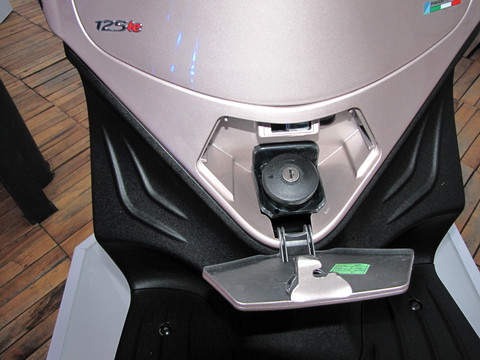 Mức tiêu hao nhiên liệu tiêu chuẩn khoảng 40 km/lít, tương đương 2,5 lít/100 km. Bình xăng có thể chứa tối đa tới 6,6 lít. Xe có 5 màu là Đen, Xanh, Trắng, Hồng, Đỏ Mức tiêu hao nhiên liệu tiêu chuẩn khoảng 40 km/lít, tương đương 2,5 lít/100 km. Bình xăng có thể chứa tối đa tới 6,6 lít. Xe có 5 màu là Đen, Xanh, Trắng, Hồng, Đỏ