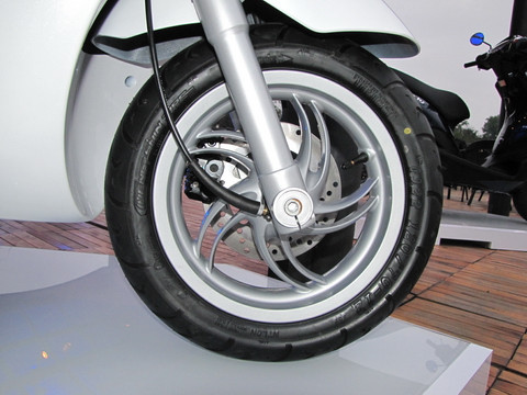 Theo Piagio Việt Nam, khung xe Piaggio Fly mới được làm từ ống thép đúc và hàn gia cố; giảm sóc trước là giảm chấn thủy lực, giảm sóc sau bao gồm giảm chấn đơn kết hợp với lò xo ống lồng. Xe sử dụng lốp không săm 12 inch có mặt tiếp xúc rộng (120/70-12”), Theo Piagio Việt Nam, khung xe Piaggio Fly mới được làm từ ống thép đúc và hàn gia cố; giảm sóc trước là giảm chấn thủy lực, giảm sóc sau bao gồm giảm chấn đơn kết hợp với lò xo ống lồng. Xe sử dụng lốp không săm 12 inch có mặt tiếp xúc rộng (120/70-12”),