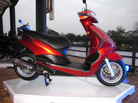 Theo Piaggio, Piaggio Fly phiên bản mới thể hiện khái niệm mới về tính năng sử dụng, trong đó sự cân bằng về thể tích xe tạo ra diện tích sử dụng như một chiếc GT mini (Grand Touring) – xe máy to, rộng sử dụng đi trên đường cao tốc tại châu Âu. Theo Piaggio, Piaggio Fly phiên bản mới thể hiện khái niệm mới về tính năng sử dụng, trong đó sự cân bằng về thể tích xe tạo ra diện tích sử dụng như một chiếc GT mini (Grand Touring) – xe máy to, rộng sử dụng đi trên đường cao tốc tại châu Âu.