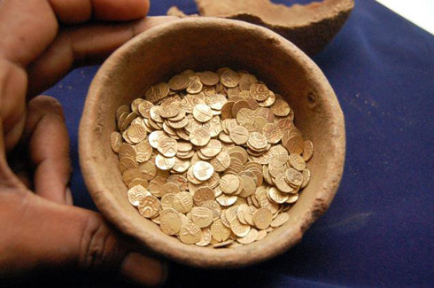 6. Con người từng biết sử dụng vàng từ thời kỳ đồ đồng, cách đây khoảng 6.000 năm. Thời Ai Cập cổ đại, vàng cũng được xem là thứ kim loại quý giá. Bên trong lăng mộ của Hoàng đế Tutankhamun được dát 110 kg vàng nguyên chất. 6. Con người từng biết sử dụng vàng từ thời kỳ đồ đồng, cách đây khoảng 6.000 năm. Thời Ai Cập cổ đại, vàng cũng được xem là thứ kim loại quý giá. Bên trong lăng mộ của Hoàng đế Tutankhamun được dát 110 kg vàng nguyên chất.