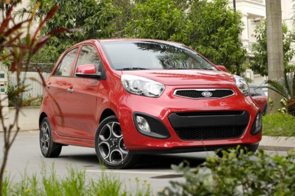 Kia Morning có lợi thế về kích thước khi chiều rộng to hơn đối thủ Hyundai Eon 45 mm, dài hơn 5mm nhưng thấp hơn Eon 20mm. Động cơ của Morning cũng thuộc loại lớn hơn với dung tích 1.1 cho công suất đến 67 mã lực so với 56 mã lực của Eon.