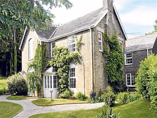 5. Merrymeet, Cornwall. Giá bán 795.000 bảng Căn nhà có tới 6 phòng ngủ mang phong cách thế kỷ 18. Từ đây chỉ mất vài dặm để đến được bờ biển. Đây là địa điểm lý tưởng cho những người muốn trốn khỏi sự huyên náo của thành phố.