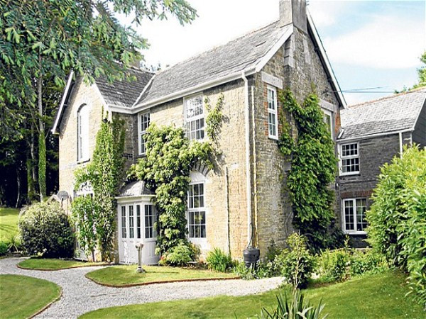 5. Merrymeet, Cornwall. Giá bán 795.000 bảng Căn nhà có tới 6 phòng ngủ mang phong cách thế kỷ 18. Từ đây chỉ mất vài dặm để đến được bờ biển. Đây là địa điểm lý tưởng cho những người muốn trốn khỏi sự huyên náo của thành phố.