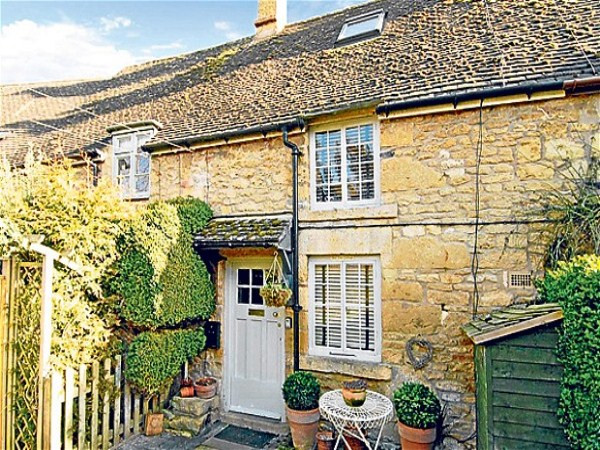 7. Chipping Campden, Gloucestershire, Anh Quốc. Giá bán: 295.000 bảng Căn nhà nằm ở Cotswold, ngôi làng được mệnh danh đẹp nhất nước Anh có diện tích chỉ 51 m2, với một lò sưởi bằng đá, chỗ ngồi ở cửa sổ. Ngôi nhà mang đậm chất thôn dã với khu vườn xanh mướt, thoáng mát.