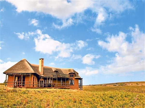 10. Western Cape, Nam phi. Giá bán: 586.780 bảng Căn nhà có một thư viện, quầy bar và khu vực ăn uống ngoài trời. Nơi đây rất gần nguồn nước của các loài động vật như tê giác đen, voi, hà mã và linh dương Nam Phi.