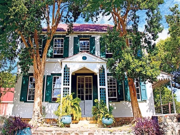 6. Đảo Antigua, Caribbean. Giá bán: 3,5 triệu bảng Căn nhà có tên Weatherill, là một trong những căn nhà lâu đời nhất trên đảo Antigua. Căn nhà này có quá khứ khá lãng mạn. Chủ nhân trước đây của nó là một cướp biển đem lòng yêu một cô gái bản địa. Nhờ tình yêu của cô gái, ông ta đã trở thành người lương thiện.