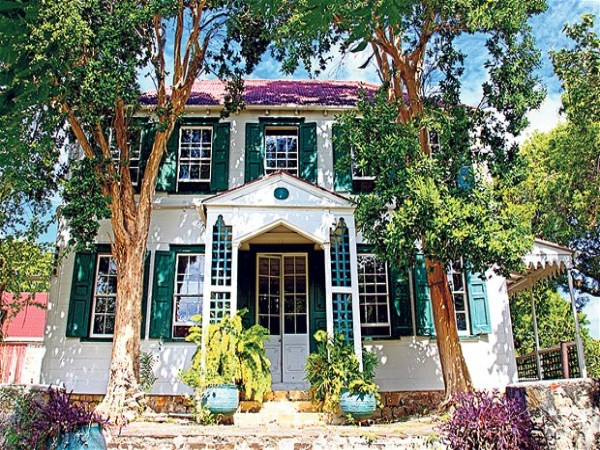 6. Đảo Antigua, Caribbean. Giá bán: 3,5 triệu bảng Căn nhà có tên Weatherill, là một trong những căn nhà lâu đời nhất trên đảo Antigua. Căn nhà này có quá khứ khá lãng mạn. Chủ nhân trước đây của nó là một cướp biển đem lòng yêu một cô gái bản địa. Nhờ tình yêu của cô gái, ông ta đã trở thành người lương thiện.