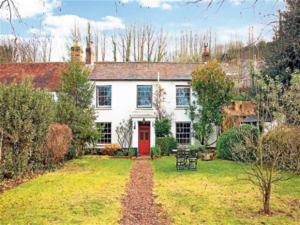 1. West Susex, thị trấn Amberley, New Zealand. Giá bán: 440.000 bảng Căn nhà có 2 phòng ngủ tuyệt vời này sẽ là món quà hoàn hảo cho các đôi đang yêu. Nó nằm trong ngôi làng Amberley “đẹp như tranh vẽ”, thuộc vùng thôn dã South Downs.