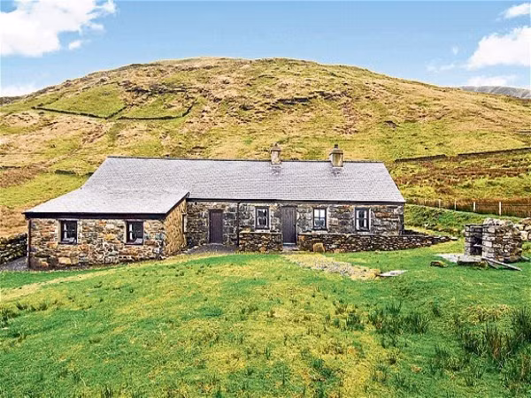 3. Snowdonia, Xứ Wales. Giá bán: 320.000 bảng Với kiến trúc gây ấn tượng mạnh, căn nhà nằm ở chân núi Moel Gynghorion này nổi bật giữa những ngọn đồi... Điểm đặc biệt tại đây là nguồn nước được lấy trực tiếp từ suối trên núi.