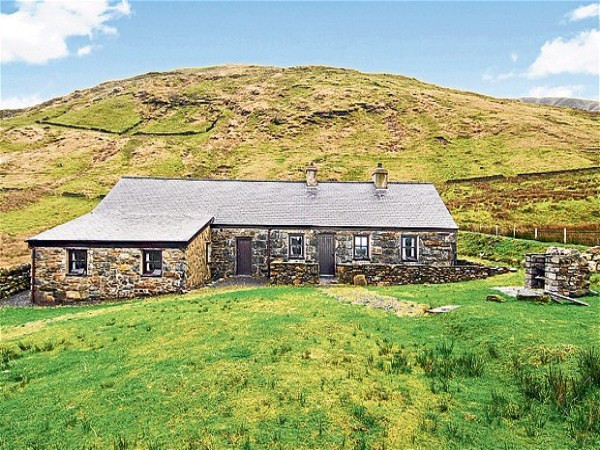 3. Snowdonia, Xứ Wales. Giá bán: 320.000 bảng Với kiến trúc gây ấn tượng mạnh, căn nhà nằm ở chân núi Moel Gynghorion này nổi bật giữa những ngọn đồi... Điểm đặc biệt tại đây là nguồn nước được lấy trực tiếp từ suối trên núi.