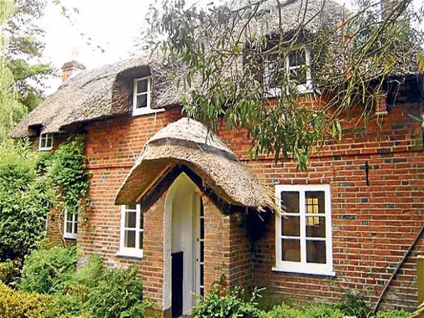 8. Southampton, vùng Hampshire, Anh quốc. Giá bán: 500.000 bảng Căn nhà được lợp bằng mái tranh, có 4 phòng ngủ và một khu vườn lớn, nằm sau một cánh đồng và con sông