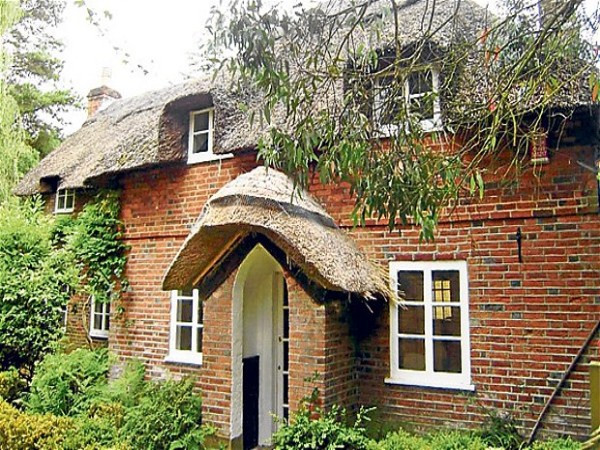 8. Southampton, vùng Hampshire, Anh quốc. Giá bán: 500.000 bảng Căn nhà được lợp bằng mái tranh, có 4 phòng ngủ và một khu vườn lớn, nằm sau một cánh đồng và con sông