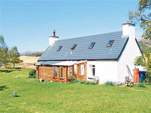 4. Loch Shiel, Scotland. Giá bán 365.000 bảng Căn nhà có 3 phòng ngủ, với mái hiên nhìn ra biển. Đứng tại đây, bạn có thể bao quát toàn cảnh bán đảo Ardnamurchan.
