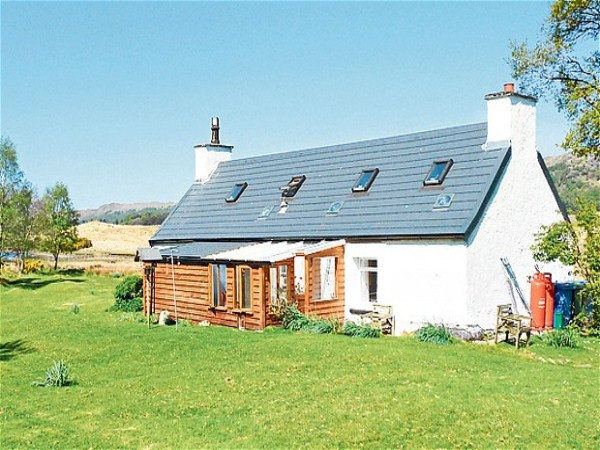 4. Loch Shiel, Scotland. Giá bán 365.000 bảng Căn nhà có 3 phòng ngủ, với mái hiên nhìn ra biển. Đứng tại đây, bạn có thể bao quát toàn cảnh bán đảo Ardnamurchan.