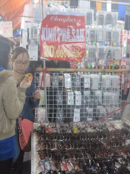 Với mức giá từ 20.000 - 25.000 đồng/chiếc, đa phần khách mua kính là các cô gái trẻ, sinh viên, học sinh phổ thông hoặc người thu nhập thấp.