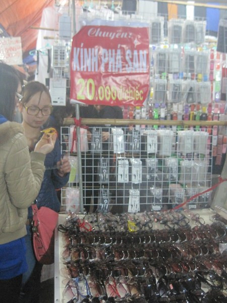 Với mức giá từ 20.000 - 25.000 đồng/chiếc, đa phần khách mua kính là các cô gái trẻ, sinh viên, học sinh phổ thông hoặc người thu nhập thấp. Với mức giá từ 20.000 - 25.000 đồng/chiếc, đa phần khách mua kính là các cô gái trẻ, sinh viên, học sinh phổ thông hoặc người thu nhập thấp.
