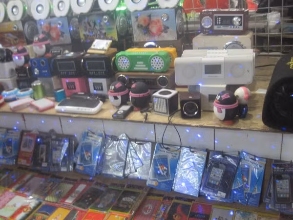 Những chiếc loa với giá từ 100.000 đến 200.000 đồng, chỉ được bảo hành 2 tháng. Bạn Công, sinh viên trường Quốc gia cho biết: “Mình từng mua một chiếc loa như này, nhưng vừa hết hạn bảo hành thì hỏng, không sửa được nữa”.