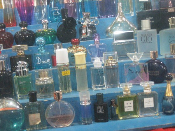 Nước hoa nhái các thương hiệu Dream, Chanel, Gio... có giá từ vài chục đến hơn trăm nghìn. Biết là "hàng lởm" nhưng nhiều sinh viên "ham của rẻ" nên loại mỹ phẩm này vẫn đắt khách. Nước hoa nhái các thương hiệu Dream, Chanel, Gio... có giá từ vài chục đến hơn trăm nghìn. Biết là "hàng lởm" nhưng nhiều sinh viên "ham của rẻ" nên loại mỹ phẩm này vẫn đắt khách.