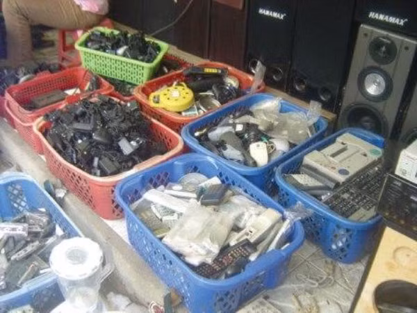 Mặt hàng điện tử có xuất xứ Trung Quốc hoặc không rõ nhãn mác cũng được bày bán la liệt. Từ những chiếc vỏ điện thoại nhiều màu sắc, cho đến những chiếc loa nhiều kiểu dáng bắt mắt.